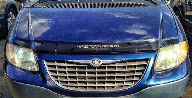 Дефлектор на капот (мухобойки) Chrysler Voyager IV 2001-2008 CLR03 фото